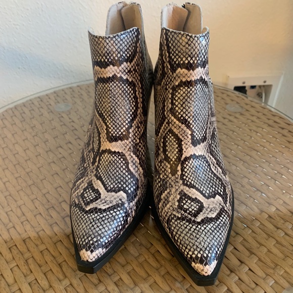 Vince Camuto Gigietta Snakeskin Embossed Bootie - Picture 6 of 7